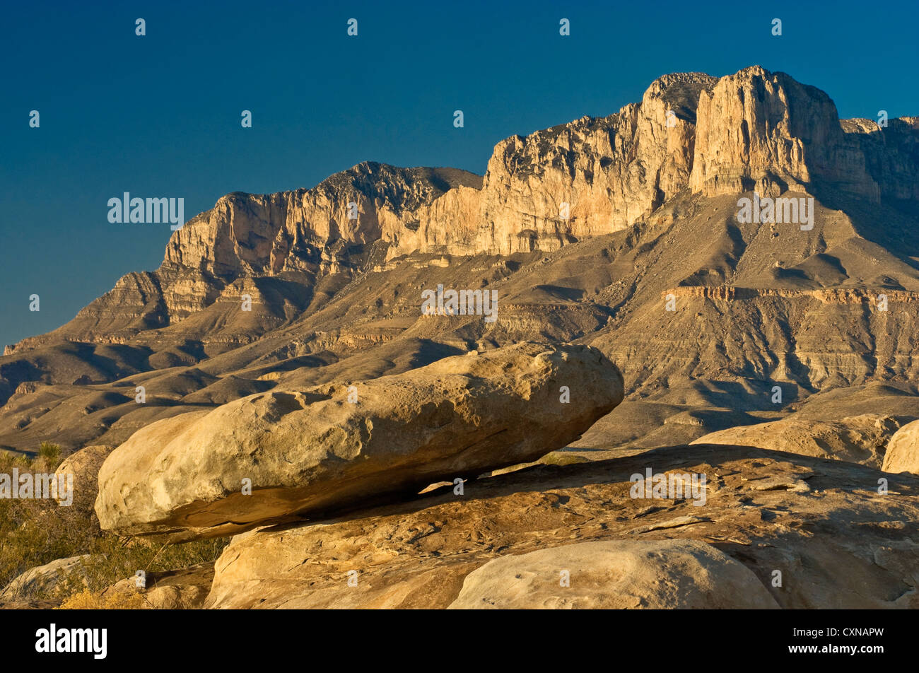 Scarpata occidentale di Guadalupe Mountains al tramonto, nel deserto del Chihuahuan, Parco Nazionale delle Montagne Guadalupe, Texas, Stati Uniti d'America Foto Stock