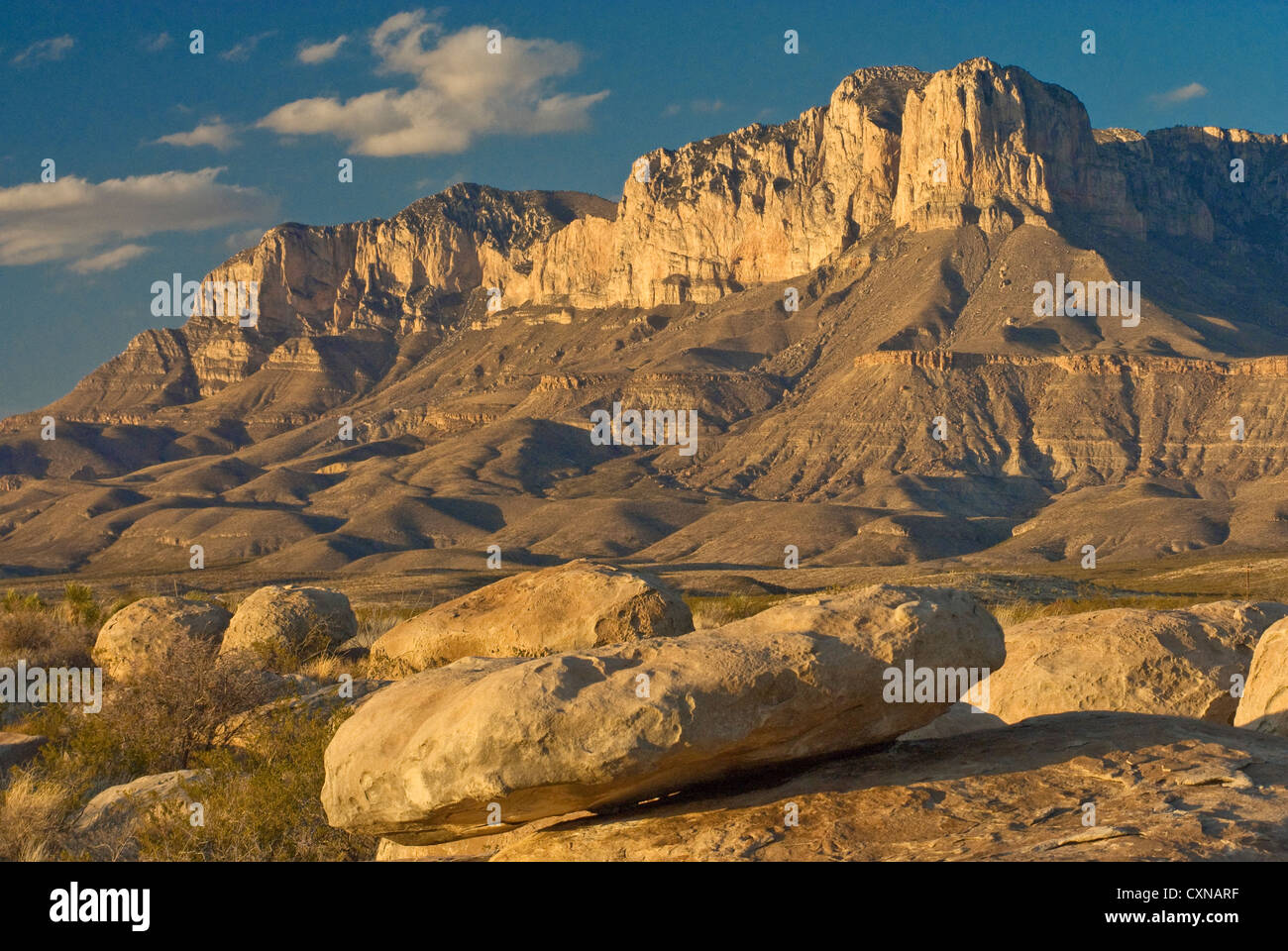 Scarpata occidentale di Guadalupe Mountains al tramonto, nel deserto del Chihuahuan, Parco Nazionale delle Montagne Guadalupe, Texas, Stati Uniti d'America Foto Stock