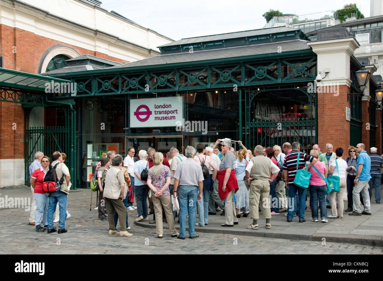 Gruppo di turisti al di fuori del Museo dei Trasporti di Londra Covent Garden, Londra Inghilterra Gran Bretagna REGNO UNITO Foto Stock