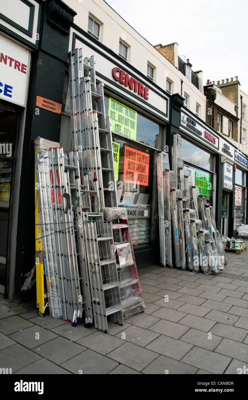 Scale di alluminio per la vendita al di fuori del negozio di bricolage, Holloway Road, London Borough di Islington Enbgland REGNO UNITO Foto Stock