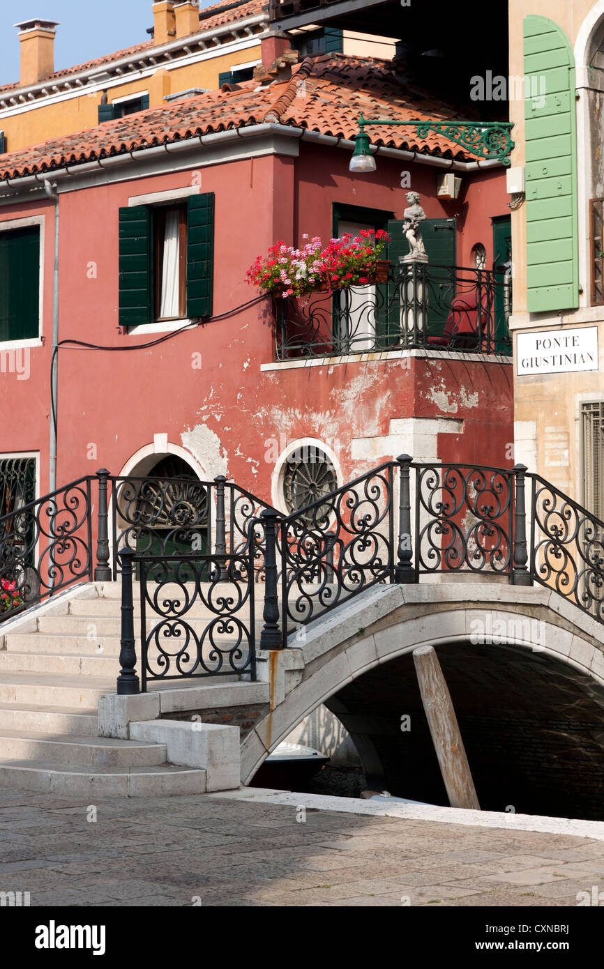 Ponte Giustinian Venezia - un tipico ponte veneziano adiacente alla chiesa di Santa Maria della Salute Foto Stock