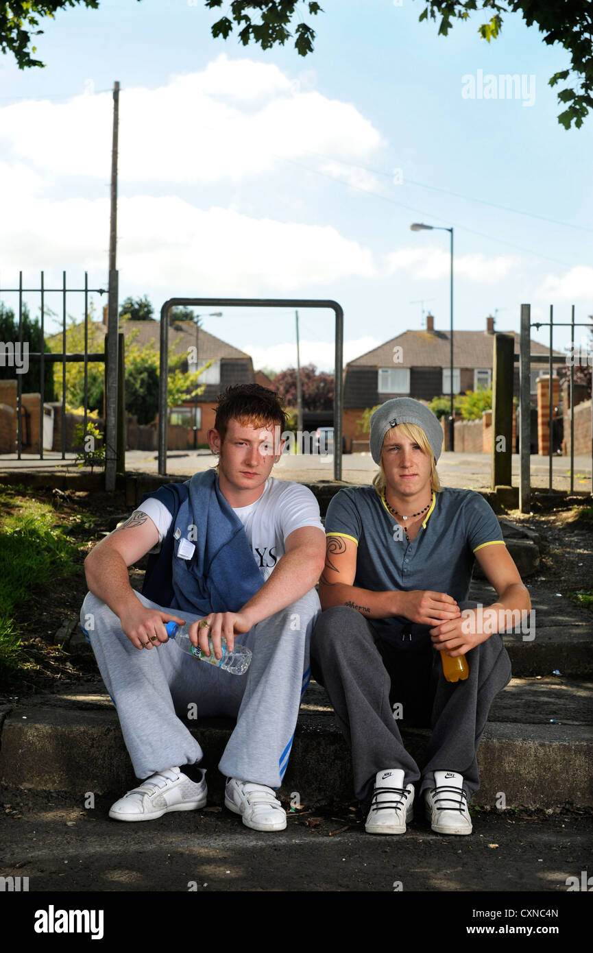 Due adolescenti di sesso maschile nel quartiere Hartcliffe di Bristol REGNO UNITO Foto Stock