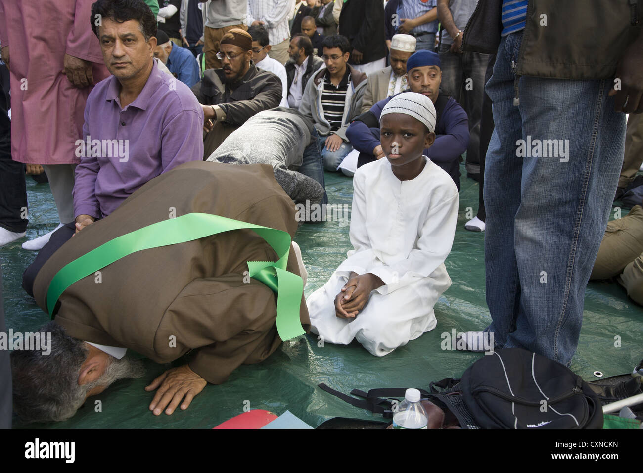 Musulmano annuale American parata del giorno su Madison Avenue a New York City. Gli uomini pregare prima sfilata inizia sulla strada. Foto Stock