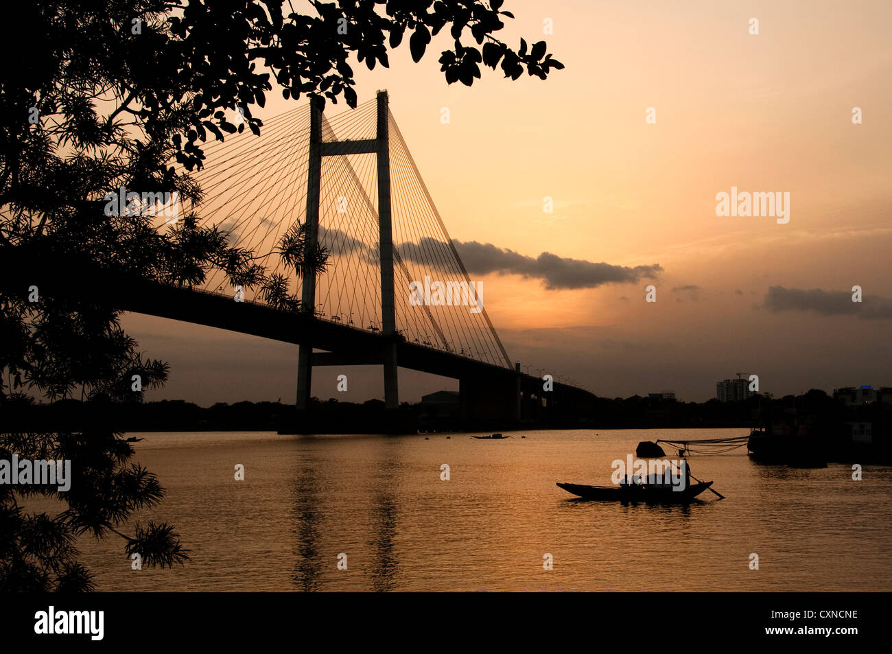 Sun impostato a Kolkata vicino Vidyasagar Setu, West Bengal, India Foto Stock