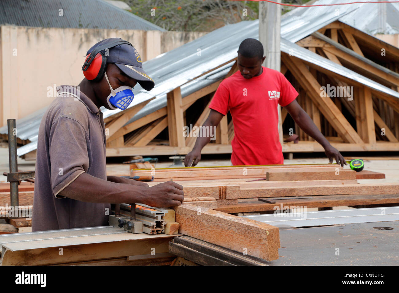 Gli studenti in un laboratorio di falegnameria, Machui Centro Professionale in Machui, Zanzibar, Tanzania Foto Stock