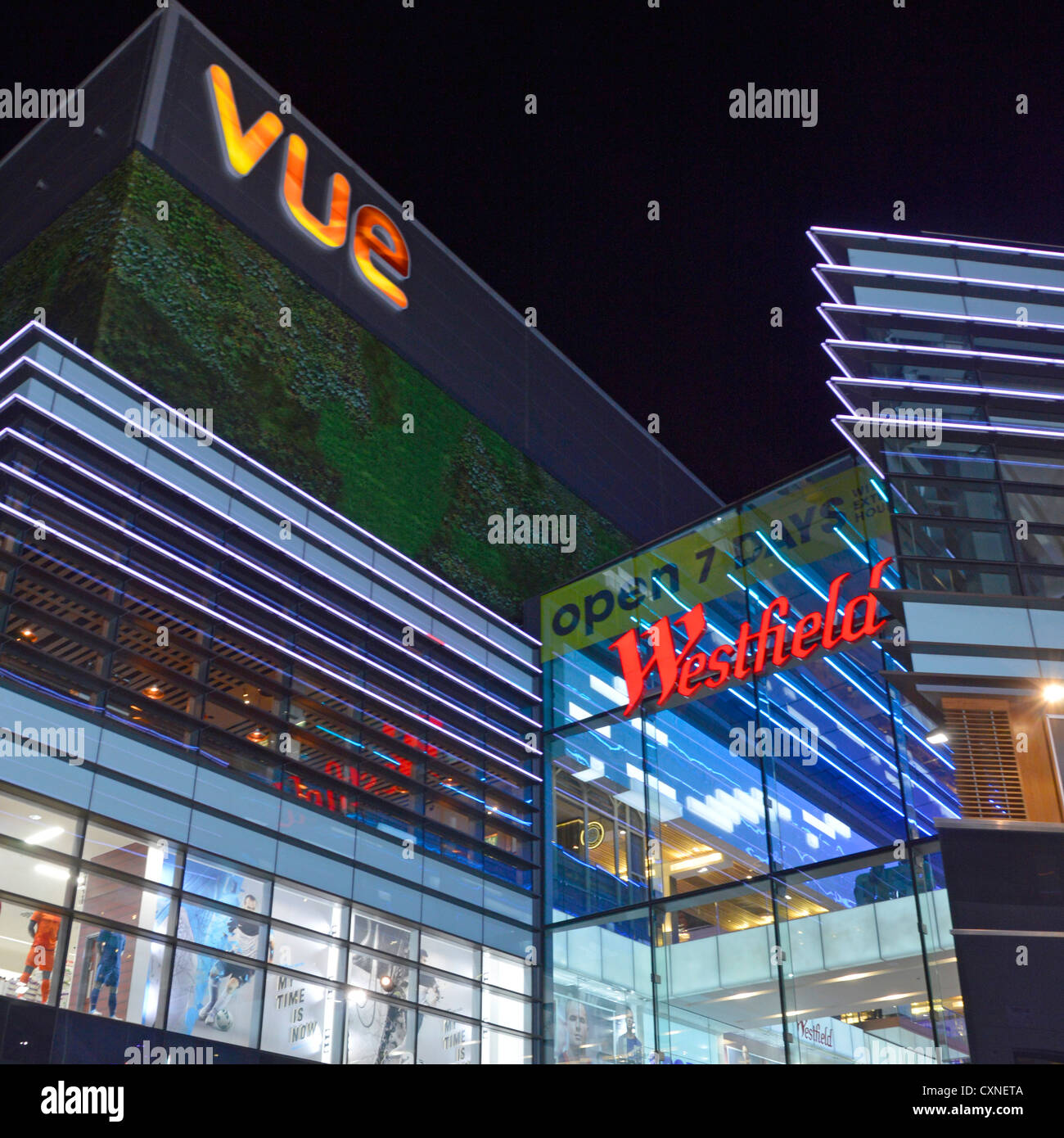 Vista notturna di Vue Cinema cartello luminoso al Westfield London Stratford complesso per lo shopping della città di Stratford Newham Est Londra Inghilterra REGNO UNITO Foto Stock