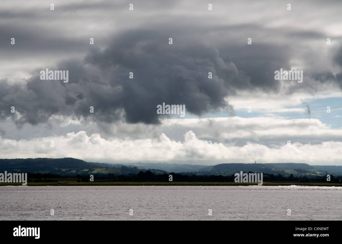 Paesaggio, Fiume, nuvole, pioggia imminente, drammatica sky Foto Stock