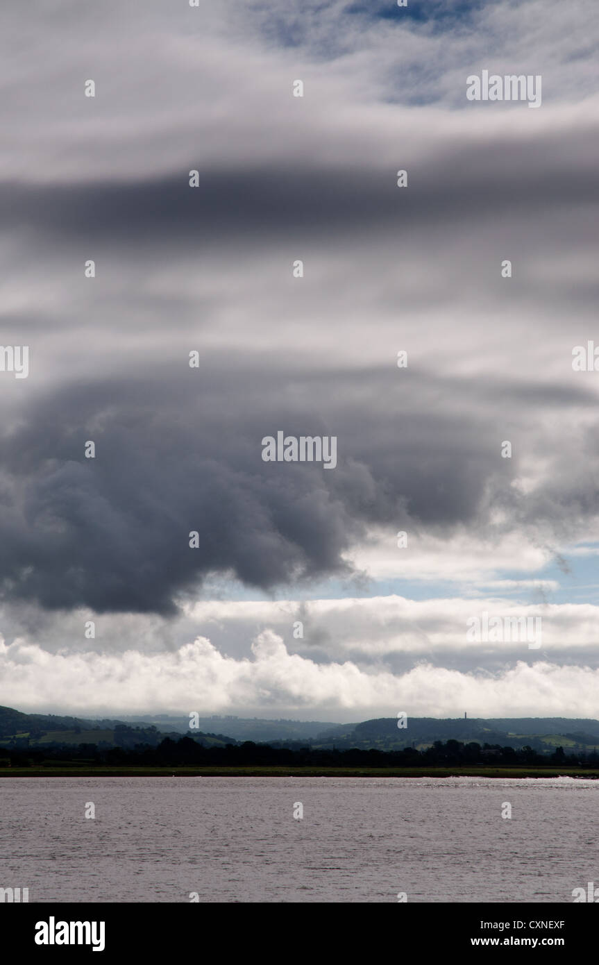 Paesaggio, Fiume, nuvole, pioggia imminente, drammatica sky Foto Stock