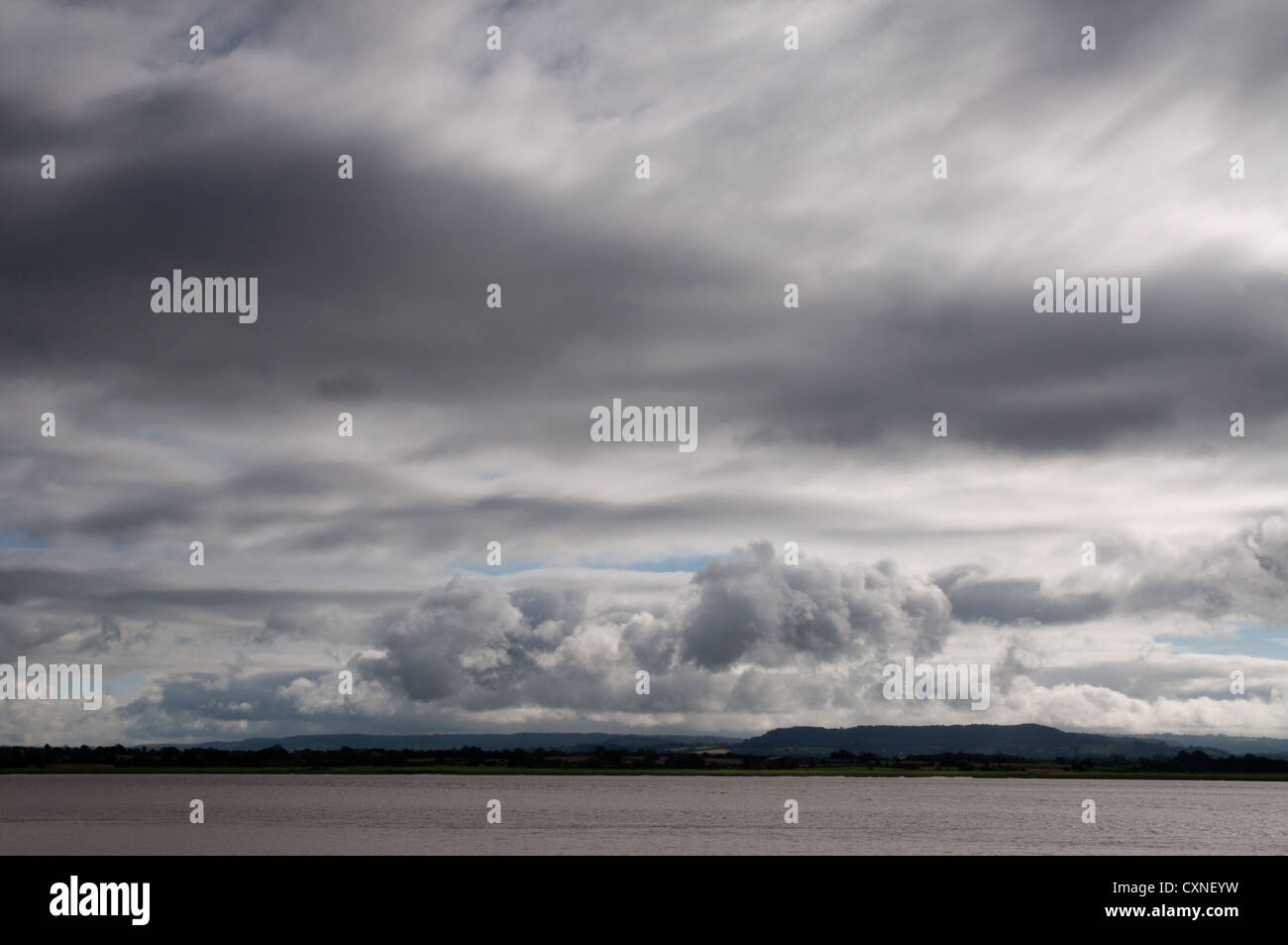 Paesaggio, Fiume, nuvole, pioggia imminente, drammatica sky Foto Stock