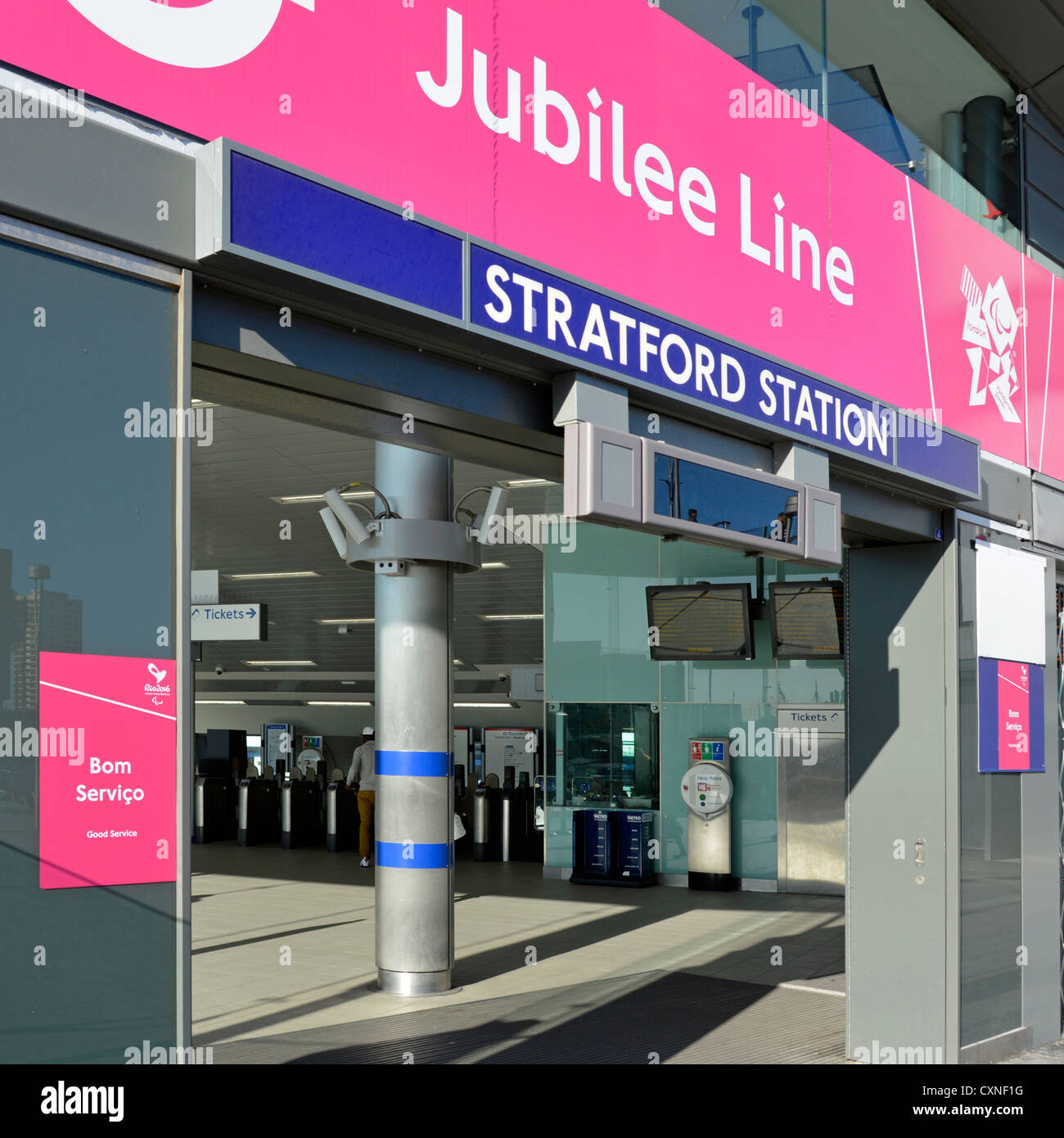 Stratford stazione ferroviaria ingresso al Giubileo della metropolitana di servizi con poster riferendosi a Rio de Janeiro 2016 Olimpiadi Foto Stock