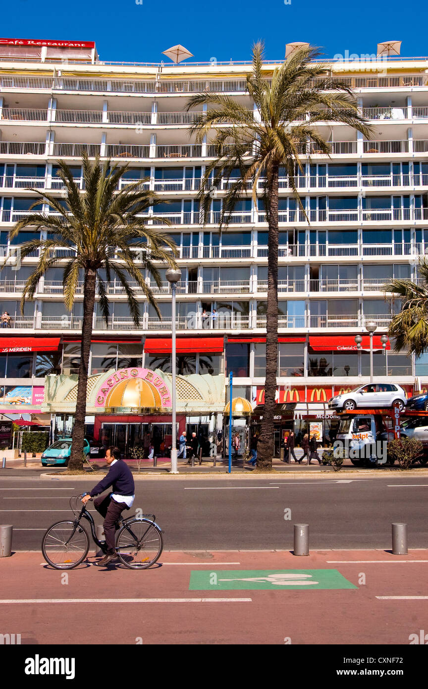 Europa francia Nizza Promenade des Anglais, sullo sfondo il casinò Rhul. Foto Stock
