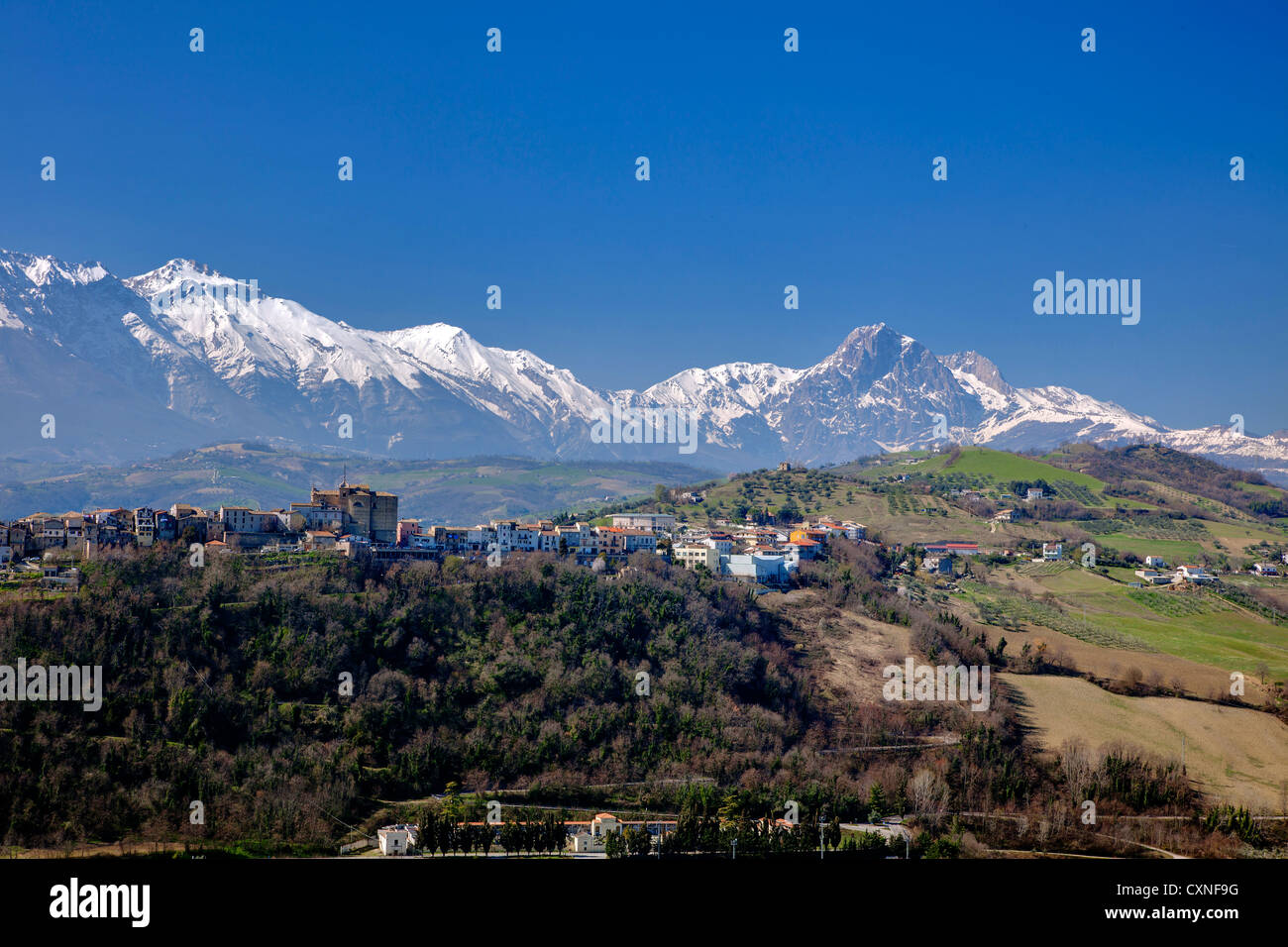 Bisenti, Abruzzo, Italia con Gran Sasso in background. Foto Stock