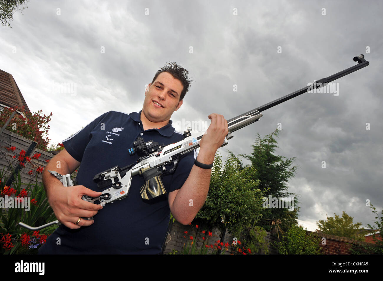 Fucile Paralympian shooter Ben Jesson da team GB che sta prendendo parte a Londra 2012 nella sua casa di vicino a Crawley Foto Stock
