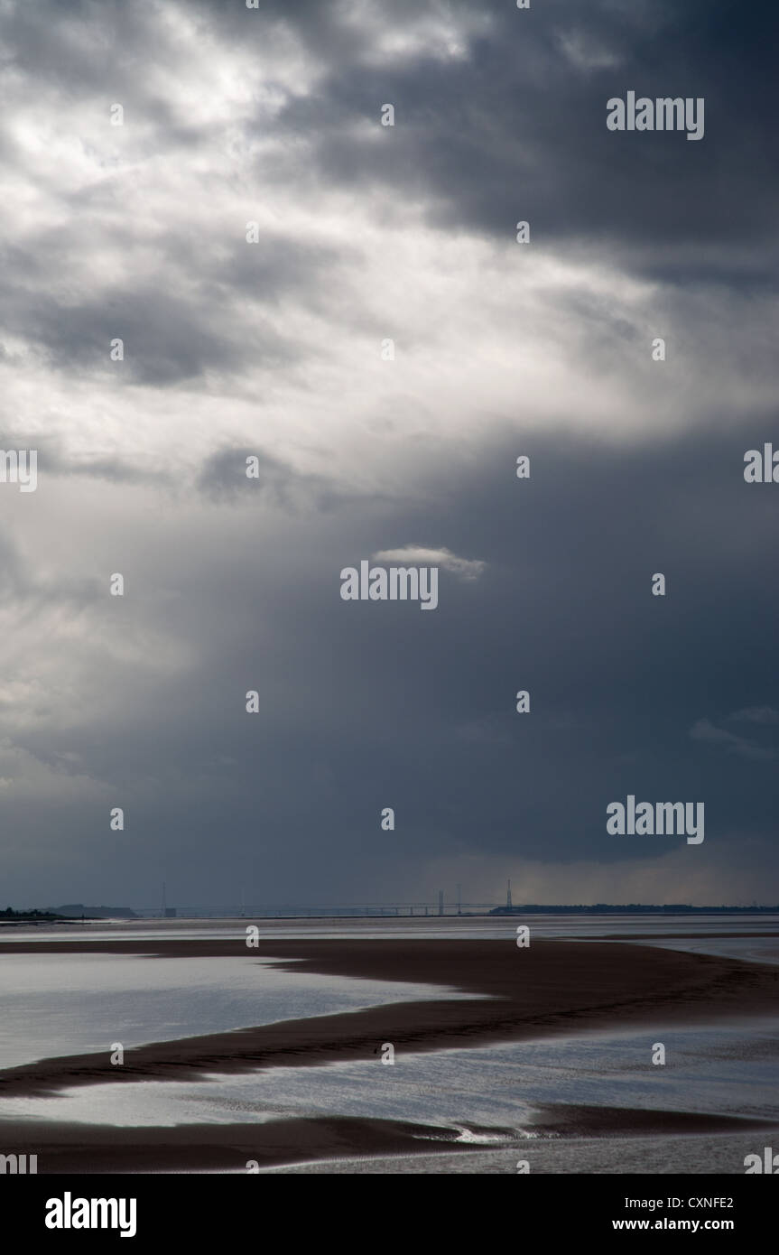 Paesaggio, Fiume, nuvole, pioggia imminente, drammatica sky Foto Stock