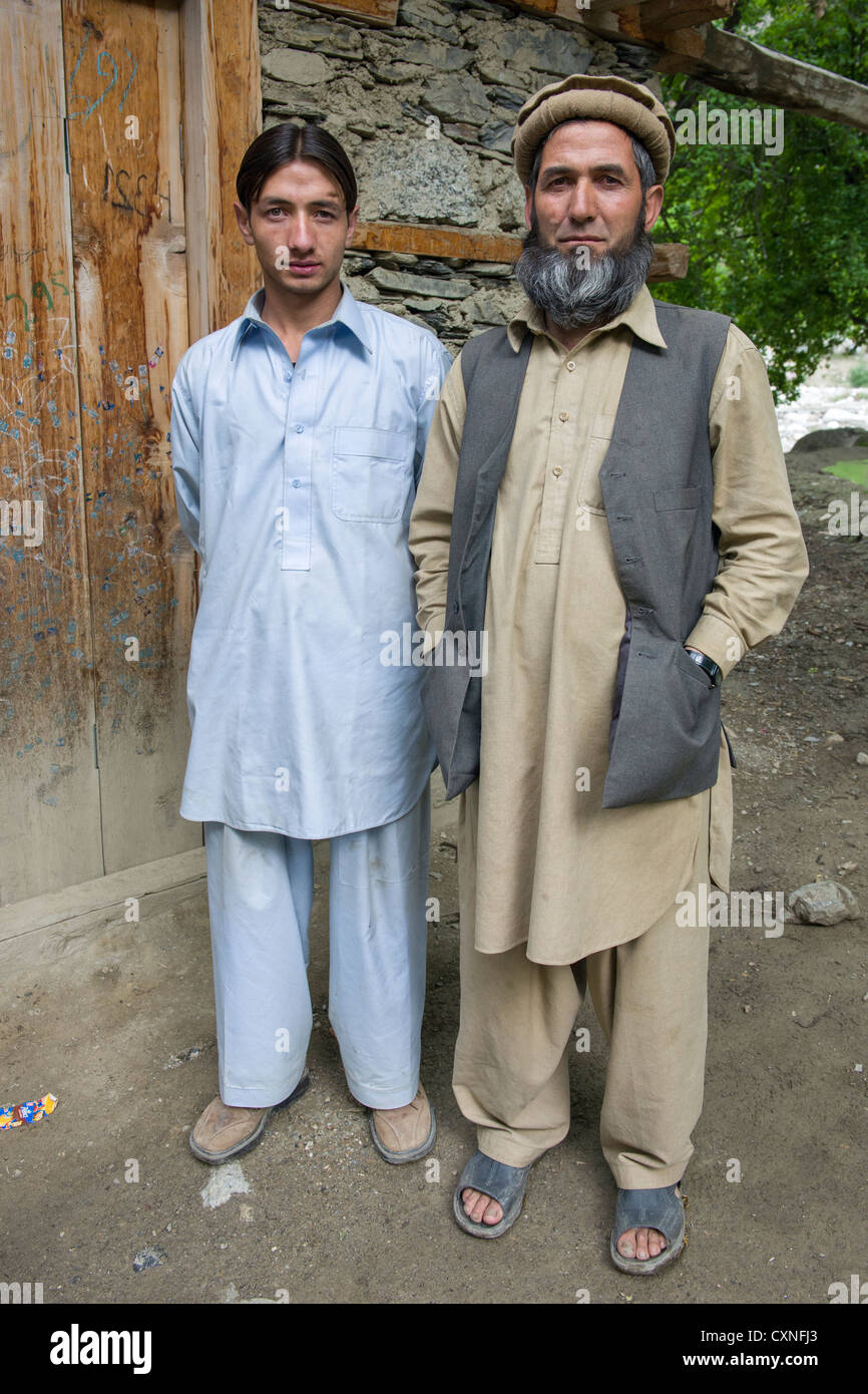 Moyhadin Khan, un musulmano convertito con suo figlio primogenito che è  ancora un Kalash, villaggio di Kalasha Grum, Rumbur Valley, biglietto,  Khyber-Pakhtunkhwa, Pakistan Foto stock - Alamy