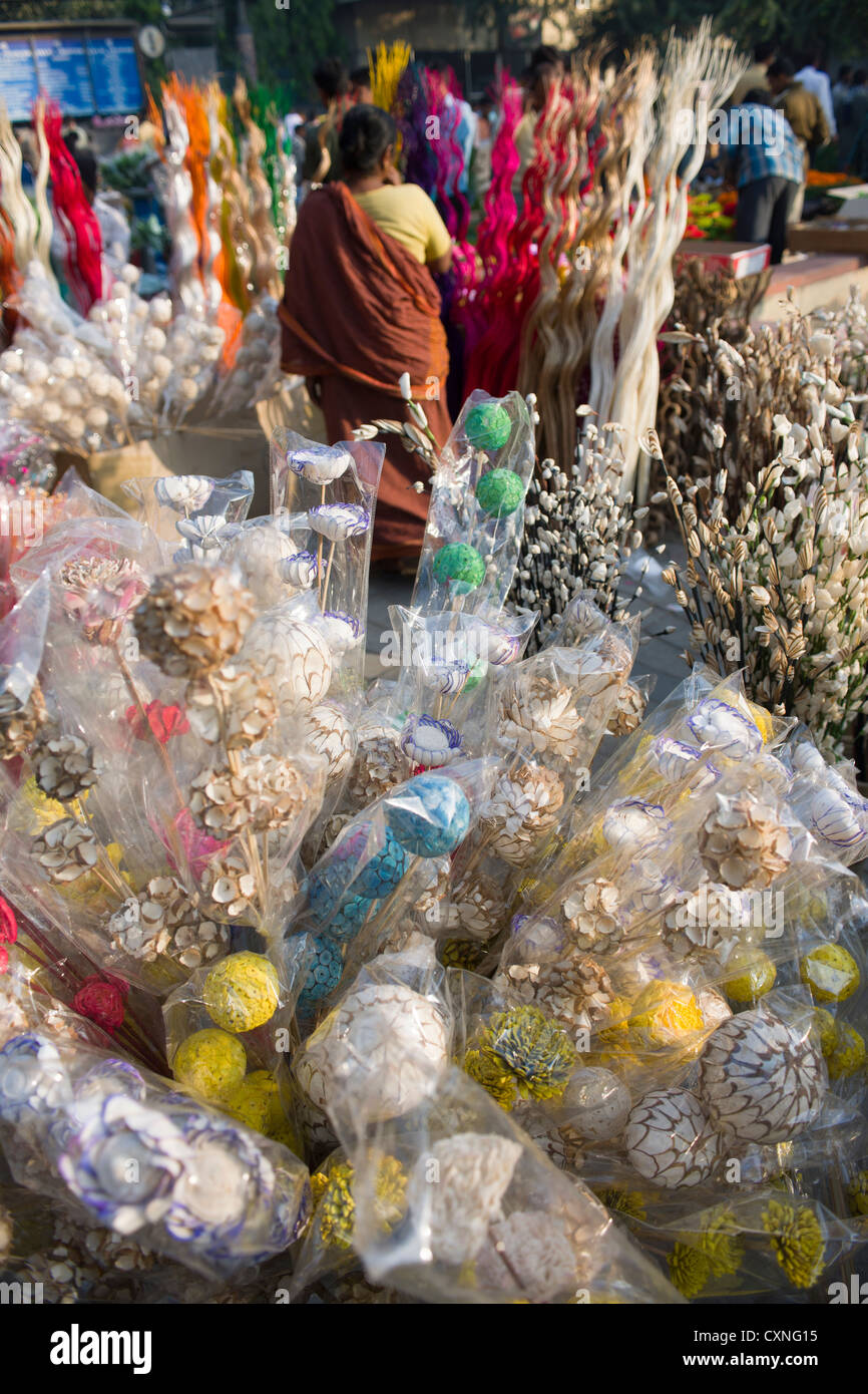 Fiori artificiali alla mattina il mercato dei fiori, Connaught Place, New Delhi, India Foto Stock