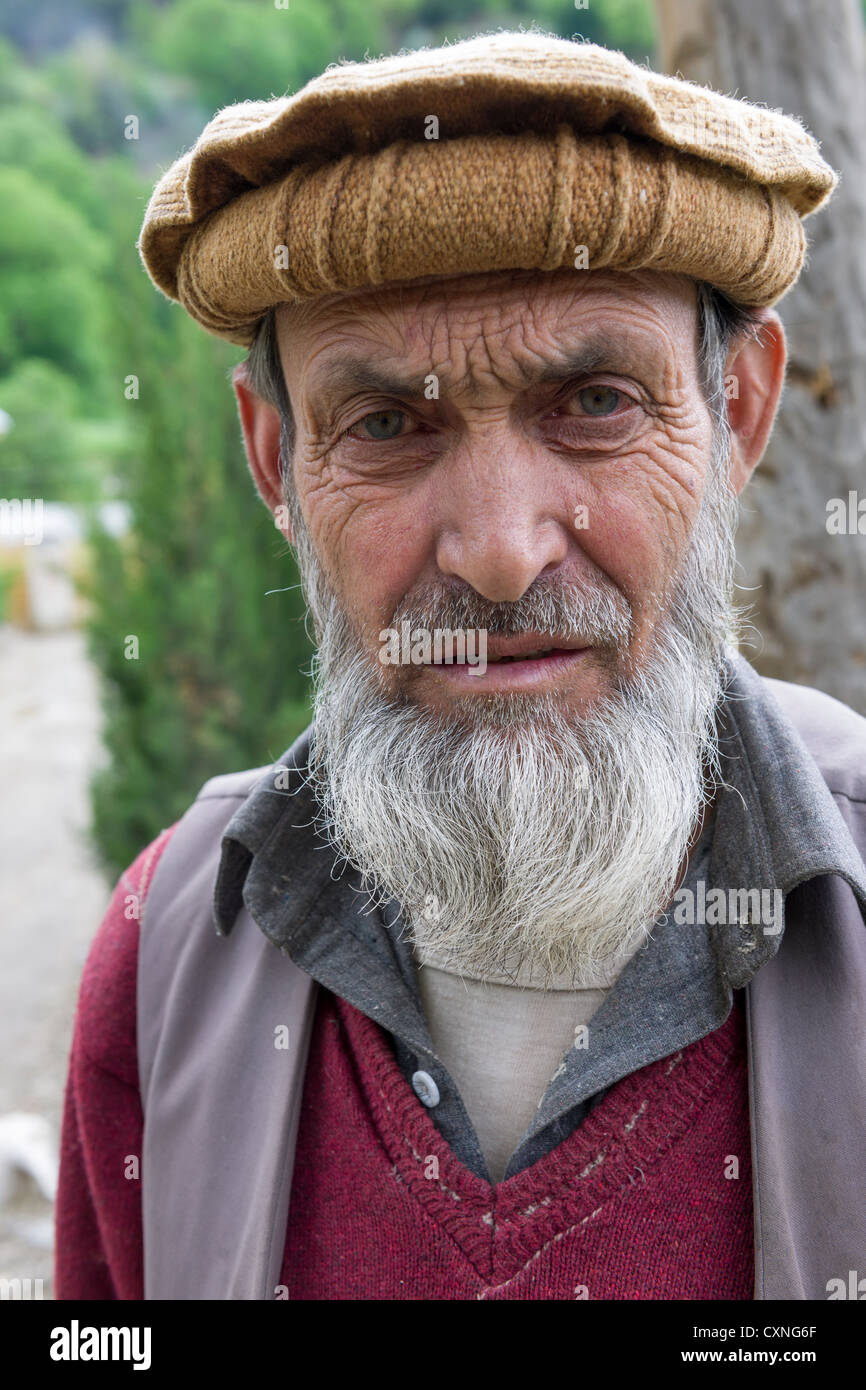 Uomo musulmano con un tradizionale biglietto cappello e una barba bianca,  Rumbur Valley, biglietto, Khyber-Pakhtunkhwa, Pakistan Foto stock - Alamy