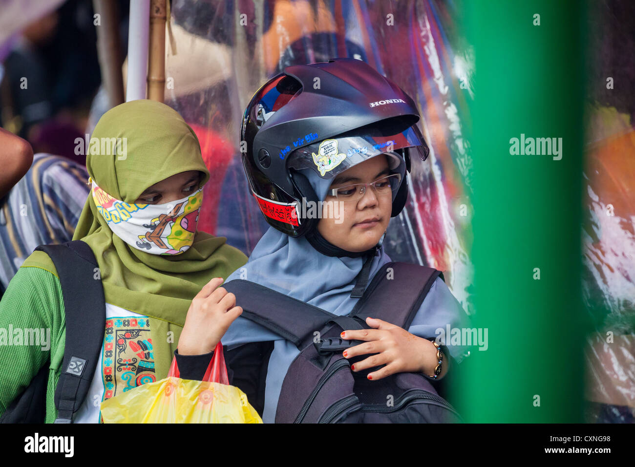 Donna con casco in Yogyakarta Foto Stock