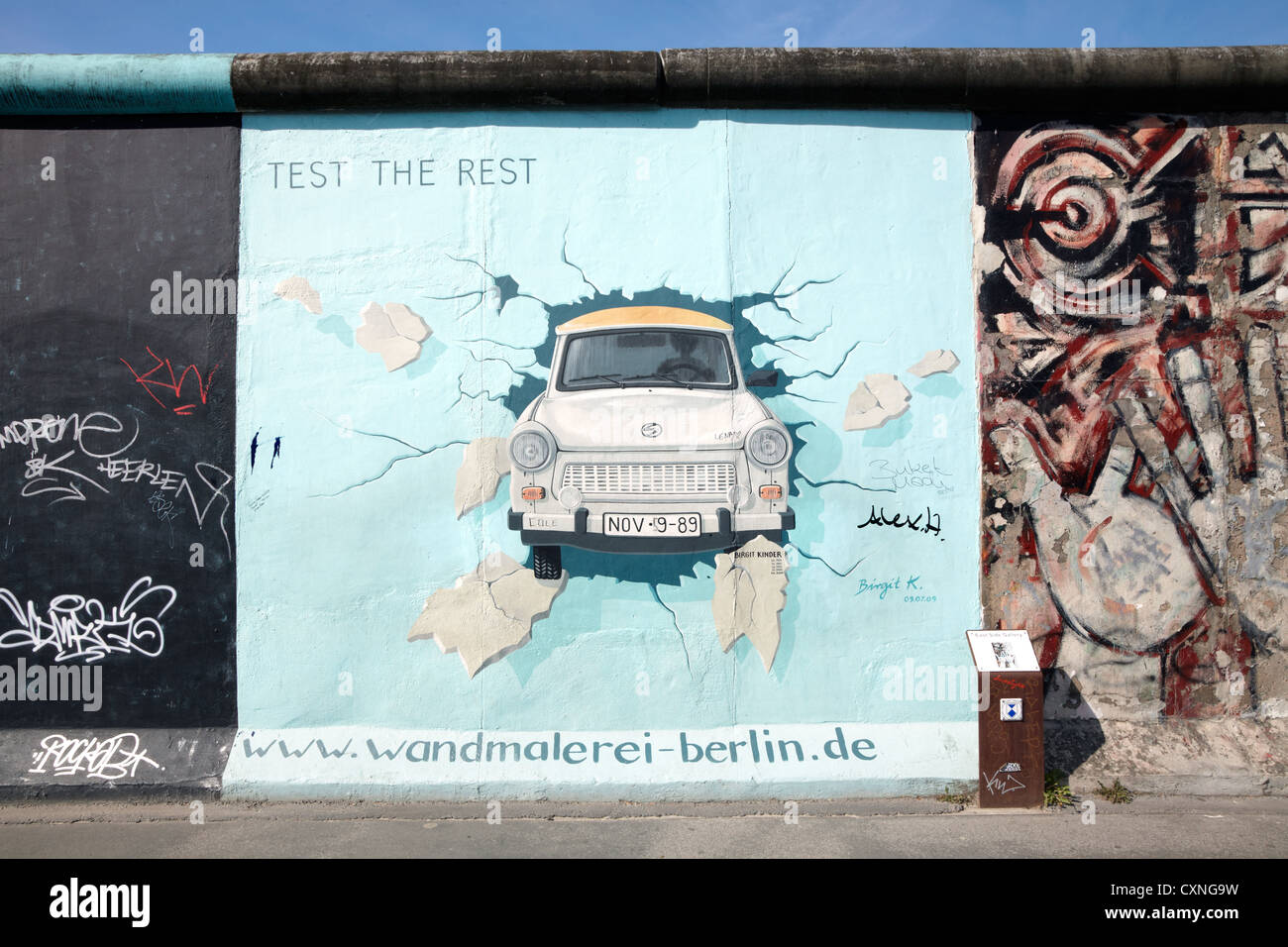 Trabant vettura in graffiti a East Side Gallery di Berlino Foto Stock