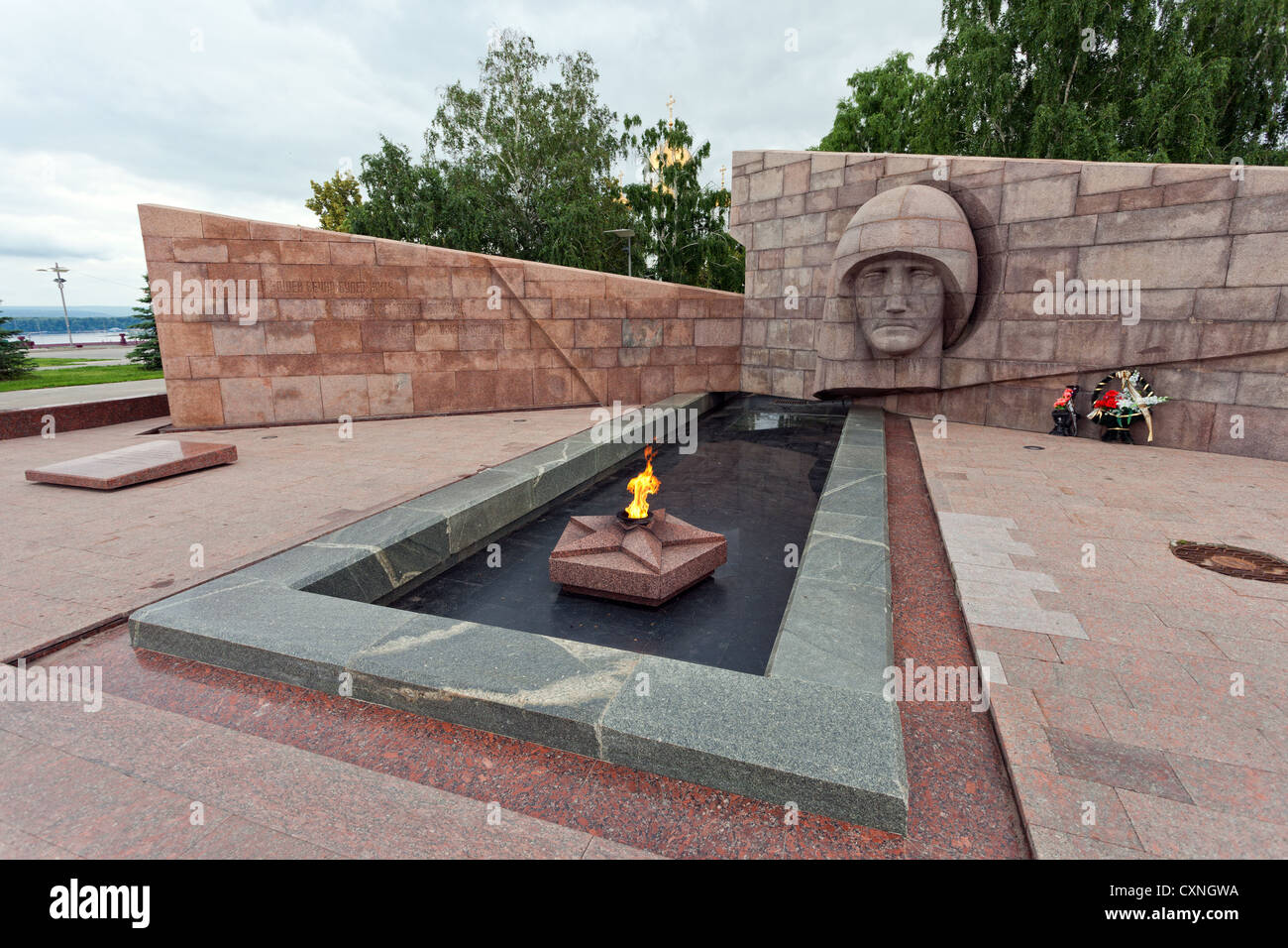 La fiamma eterna nel complesso memoriale della città di Samara, Russia Foto Stock