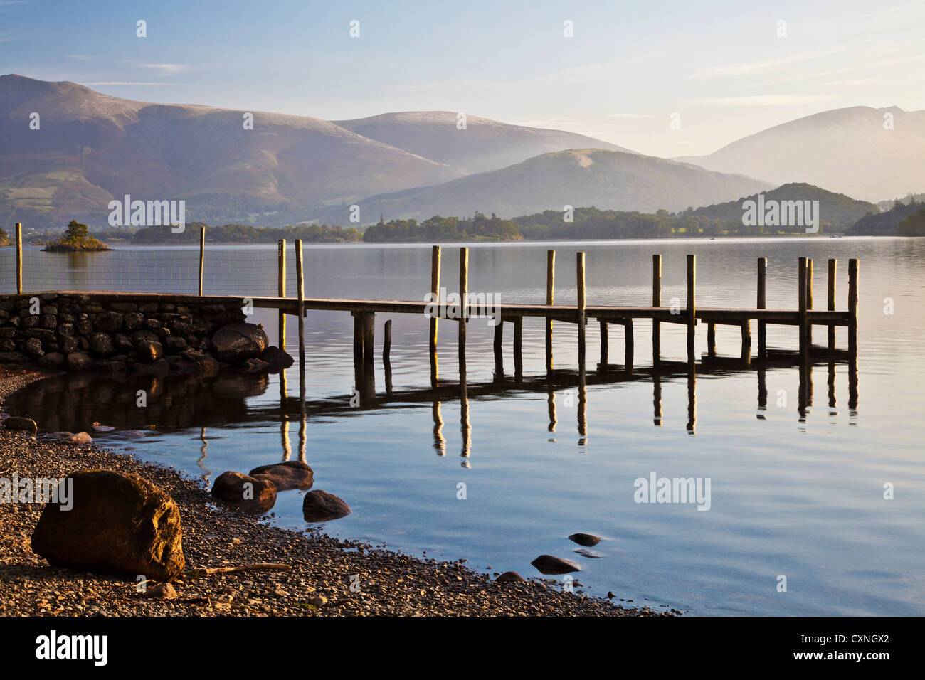 Alba sul Derwent Water da Brandelhow, Lake District, Cumbria, England, Regno Unito Foto Stock