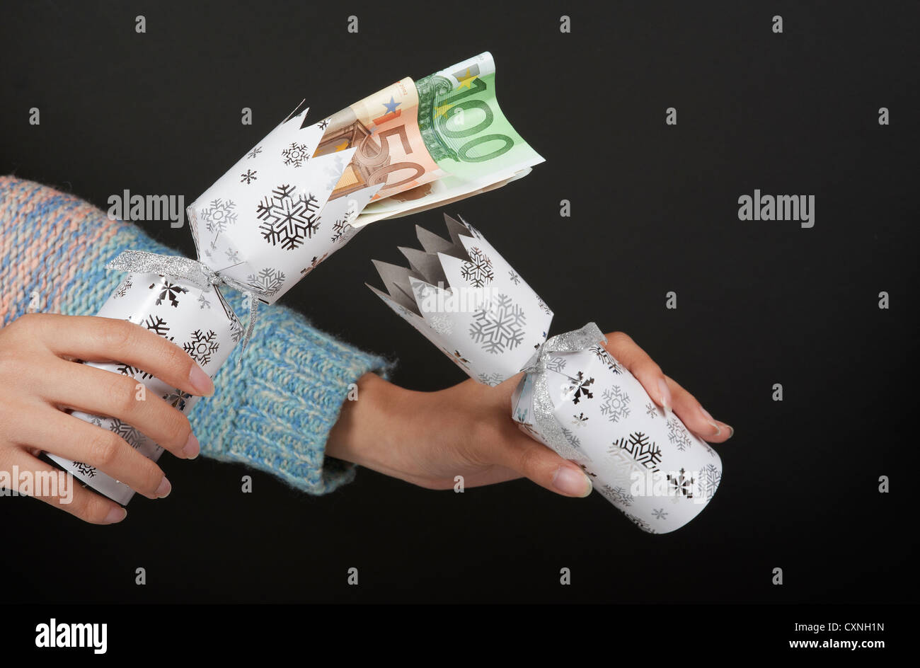 Christmas cracker e di elevato valore nominale delle banconote in euro all'interno di Euro fuoruscita Foto Stock