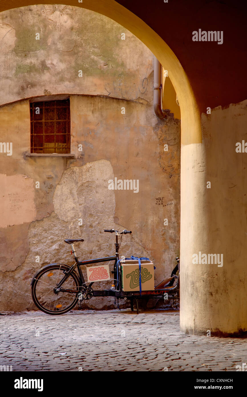 In bicicletta attraverso la passerella arcuata in Roma, Itlay Foto Stock