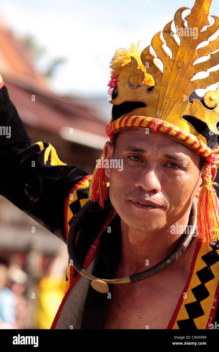 Indonesia, Sumatra, Nias. Uomo in abito tradizionale esecuzione di Nias antica danza di guerra. Foto Stock