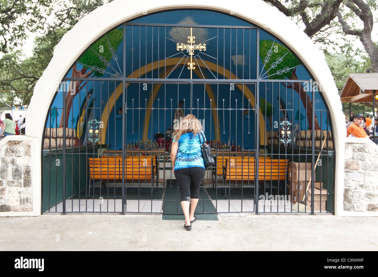 Donna che prega in una piccola cappella in una chiesa cattolica di Austin in Texas Foto Stock