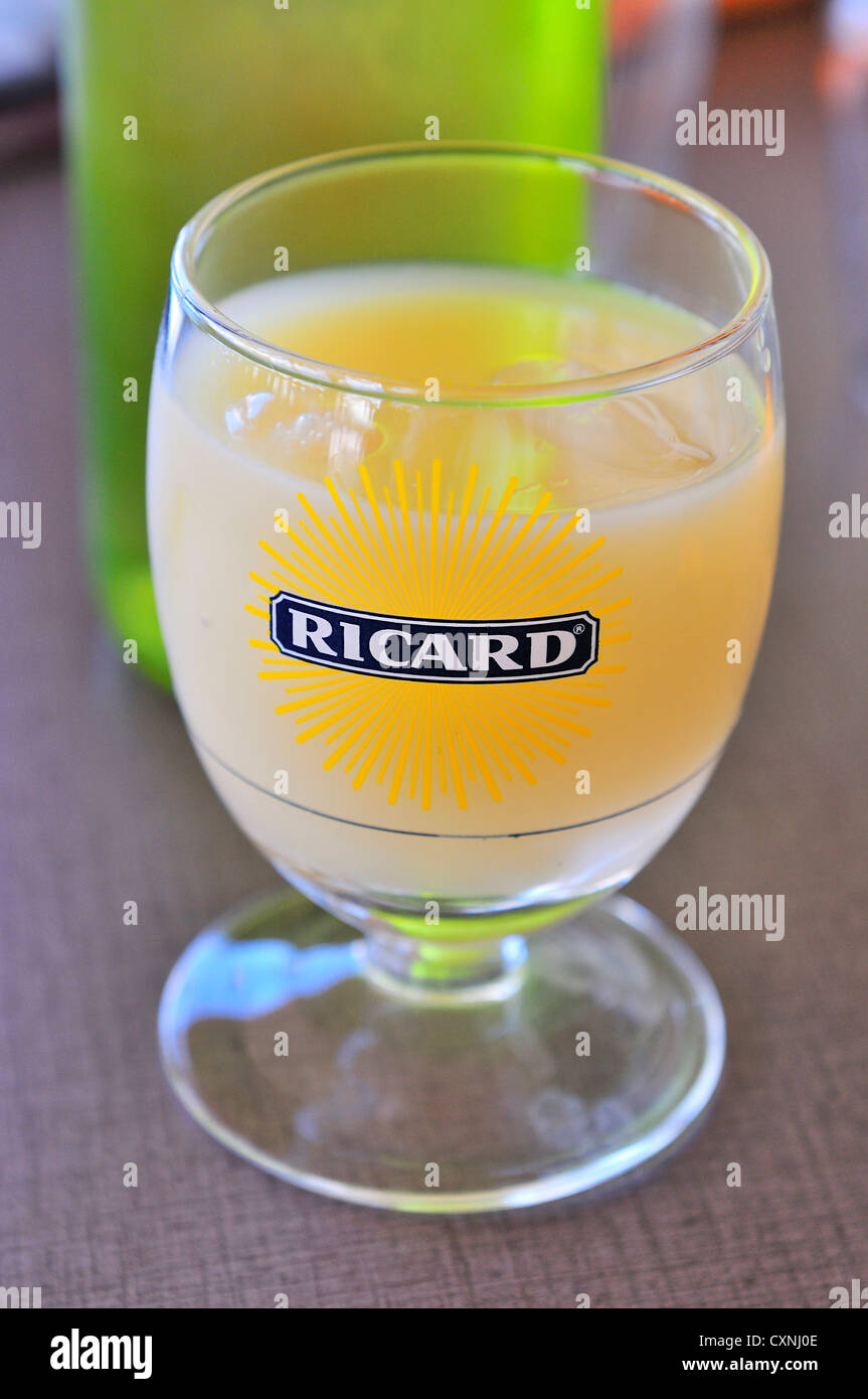Un bicchiere di aperitivo Ricard - l'iconico drink della Provenza, un liqour (pastis) aromatizzato all'anice preso per iniziare un pasto, Saintes Maries de la Mer, Francia Foto Stock
