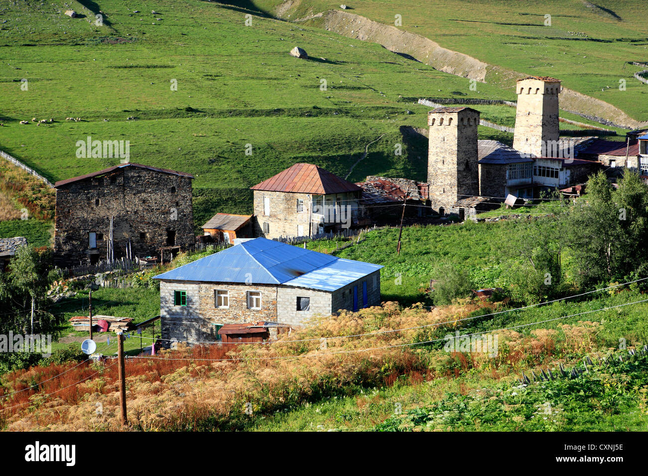 Villaggio vicino a picco Shkhara (5068 m), Ushghuli comunità Svanetia superiore, Georgia Foto Stock