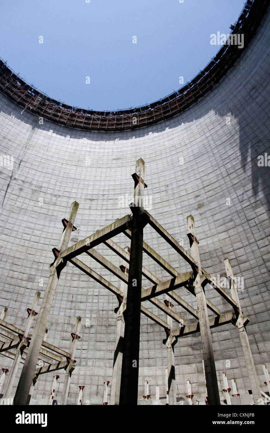 Torre di raffreddamento per la centrale nucleare di Chernobyl Foto Stock