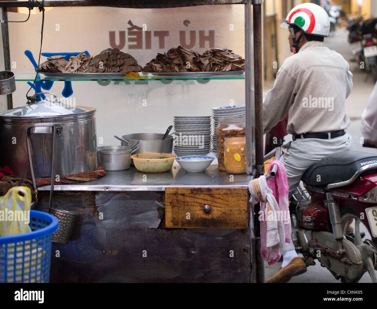 Cucina di strada cucina su strade di Hoi An, Vietnam Foto Stock