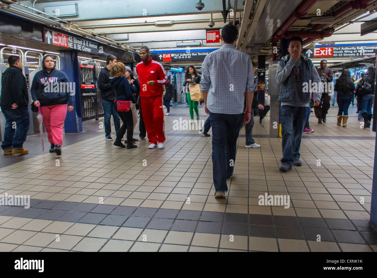 New York City, New York, metropolitana di New York, interno, grande folla di persone in movimento, passeggiata nel corridoio, corridoio affollato Foto Stock