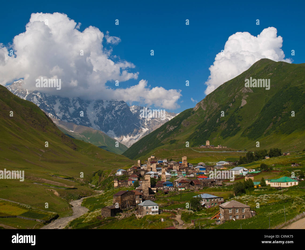 Ushguli villaggio con il Monte Shkhara in background Foto Stock
