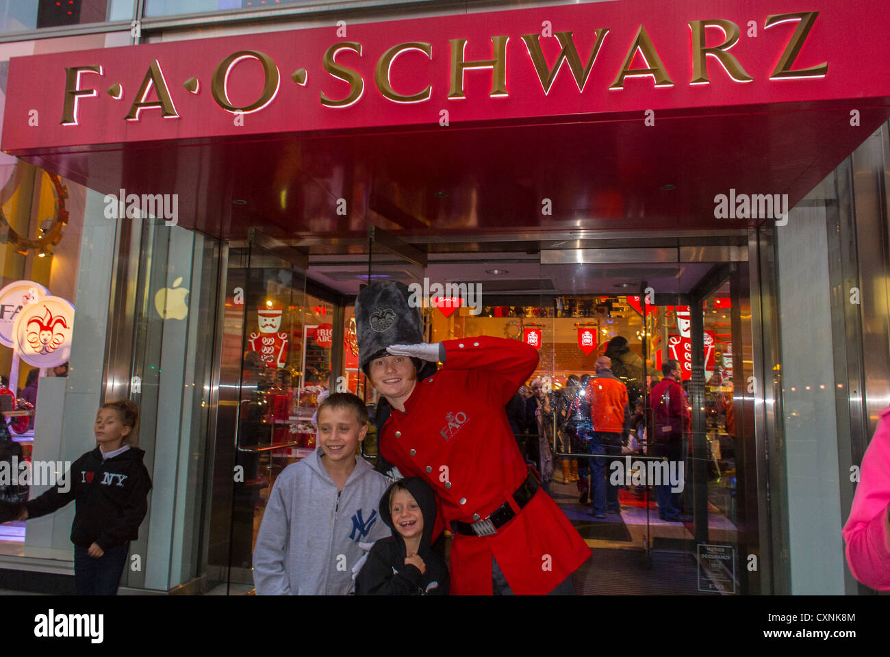 New York City, NY, STATI UNITI D'AMERICA, l'uomo in costume, posa con i bambini per il fotografo al di fuori, Shopping, Fifth Avenue, "FAO Schwartz' negozio di giocattoli, Manhattan Foto Stock