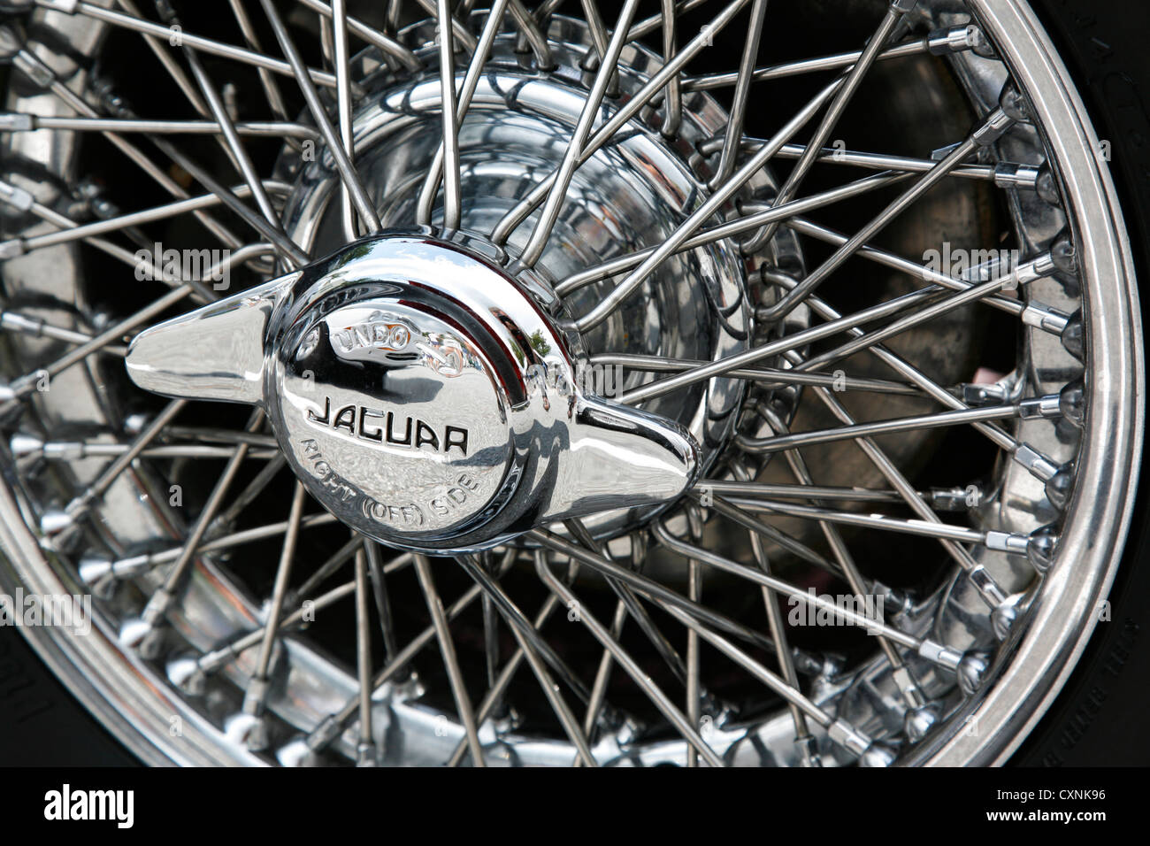 Jaguar E-Type ruota a raggi Foto stock - Alamy