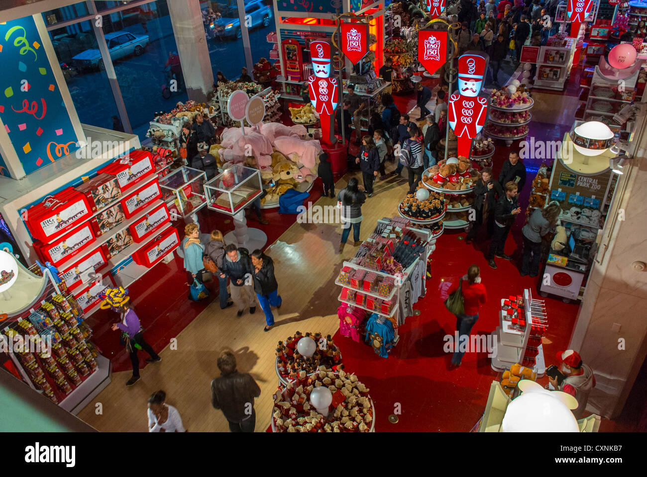 New York City, NY, USA, People Shopping, Fifth Avenue, FAO Schwartz Toys Store, Panoramica, Aerial, Manhattan Foto Stock