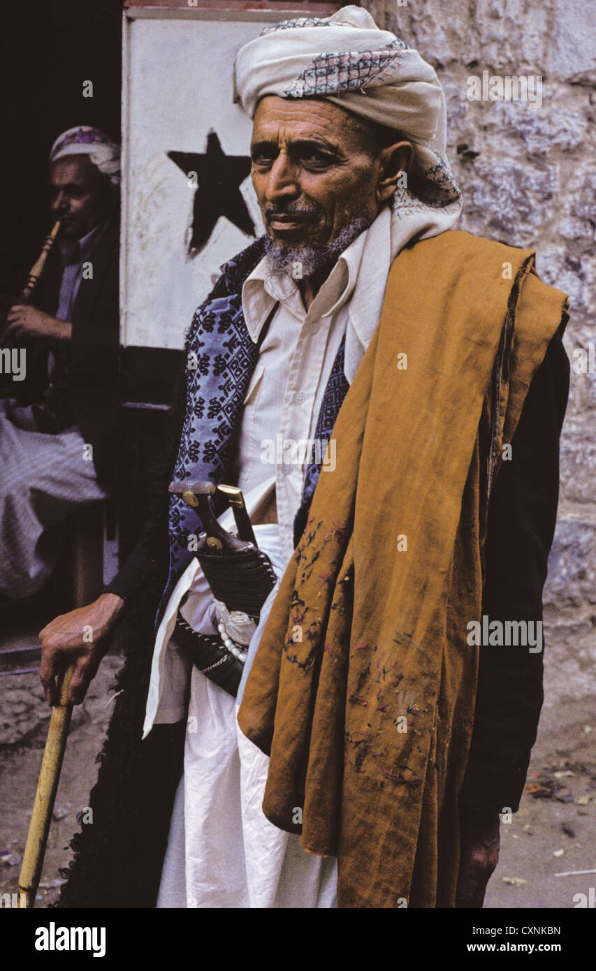 Ritratto di un uomo yemenita indossando un tradizionale keffiyeh, spalla mantello e la visualizzazione di una jambiya, Hajjah, Yemen Foto Stock