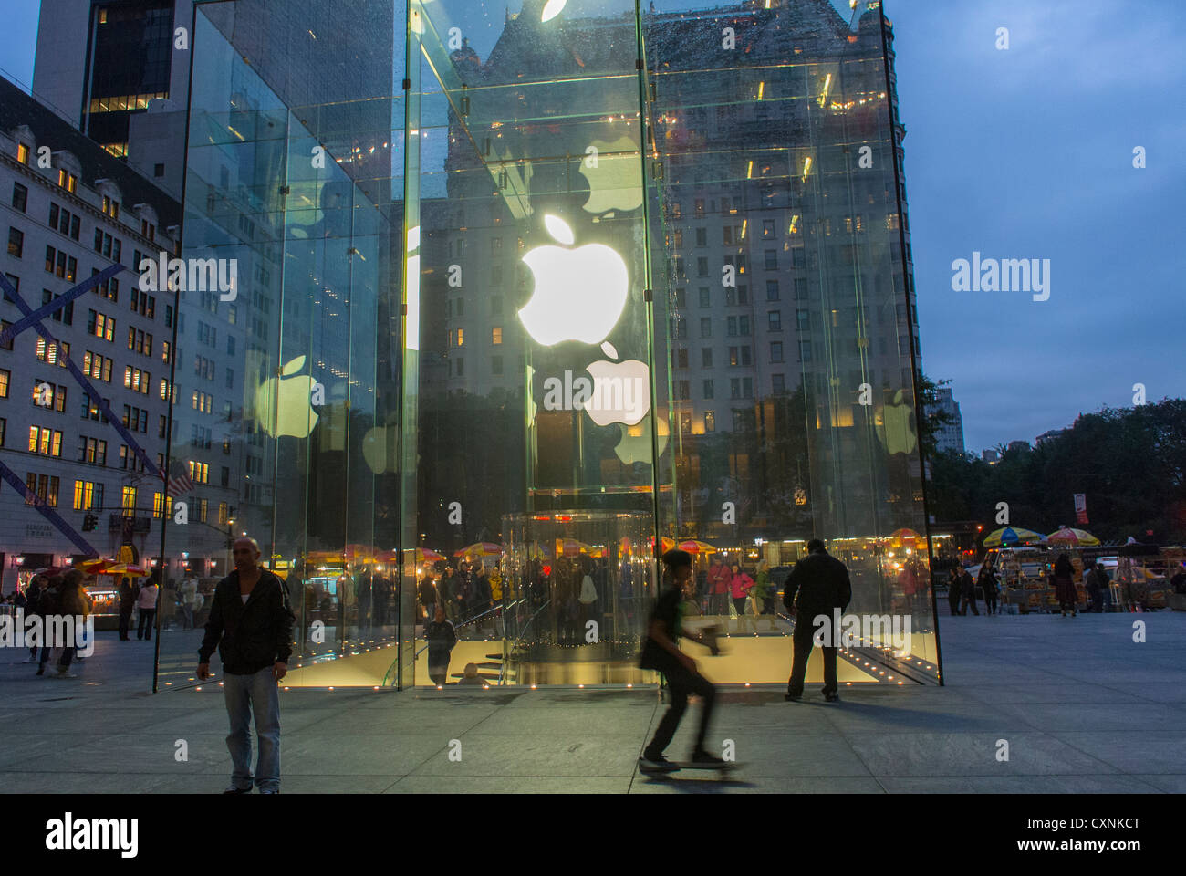 New York, scene di strada, Shopping, "Apple Store Fifth Avenue, 59th Streets, crepuscolo, Manhattan Foto Stock