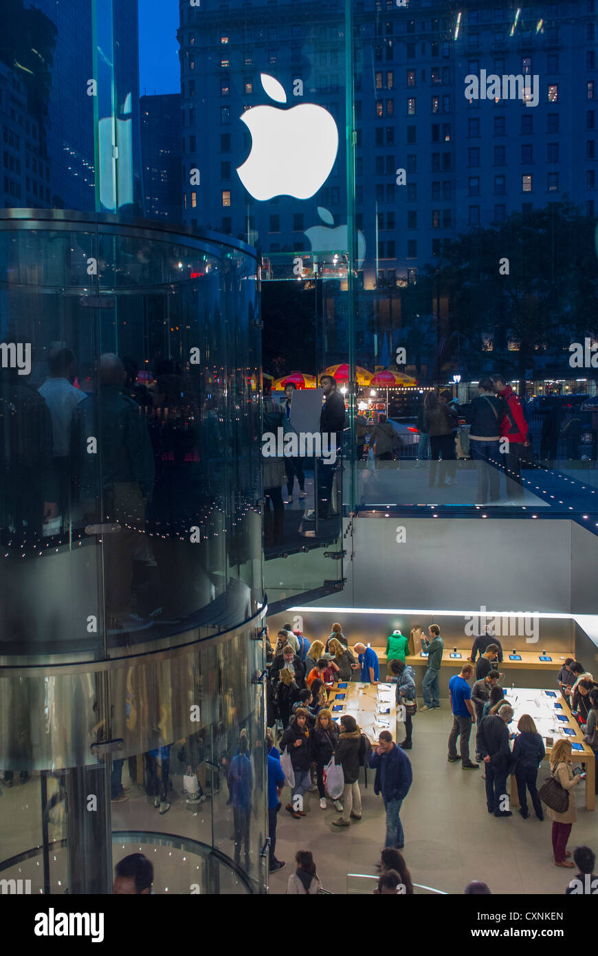 New York, NY, STATI UNITI D'AMERICA, People Shopping, Fifth Avenue, "Apple Store", Manhattan Foto Stock