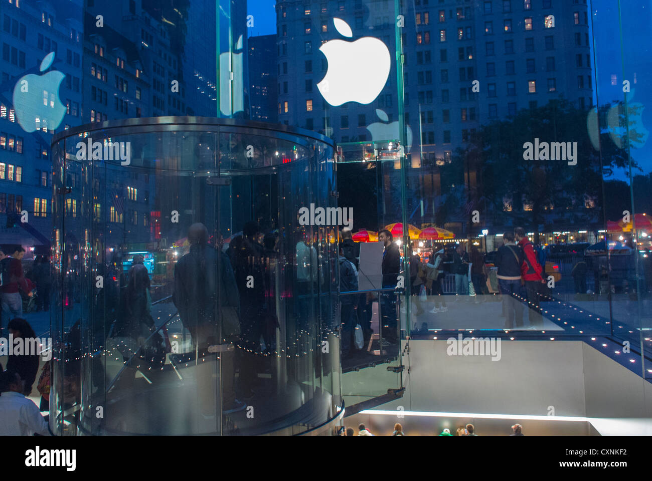 New York, People Shopping, Fifth Avenue, Apple Store Front, logo, di notte, Manhattan Foto Stock
