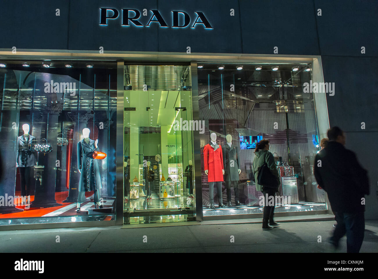 New York, Prada, marchi di lusso negozio di abbigliamento, Prada, Fifth  Avenue, negozio di fronte WIndows mannequins Manhattan, segno di notte,  moda nome del negozio Foto stock - Alamy