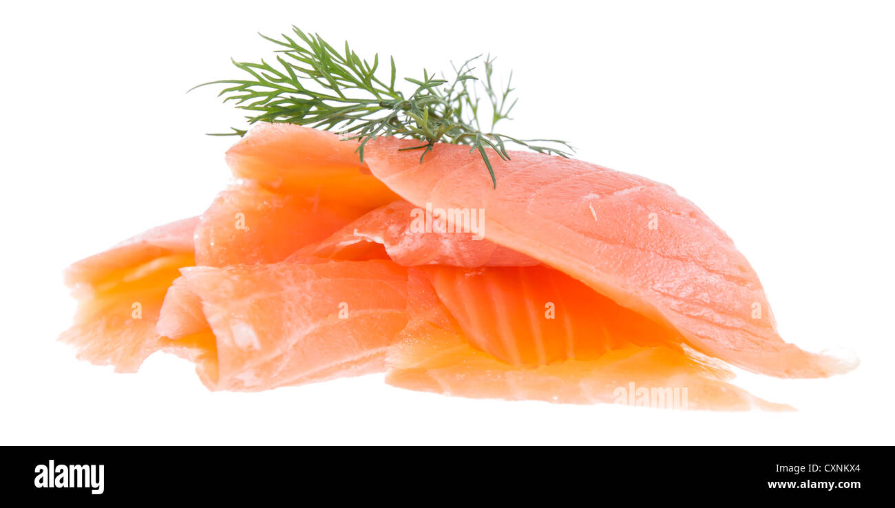 Cumulo di salmone e rabboccato con aneto isolati su sfondo bianco Foto Stock