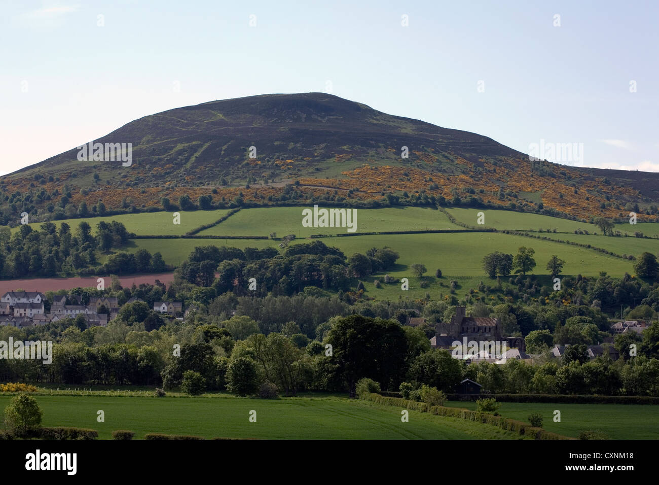 La città di Melrose ai piedi delle colline di Eildon Scottish Borders Scotland Foto Stock