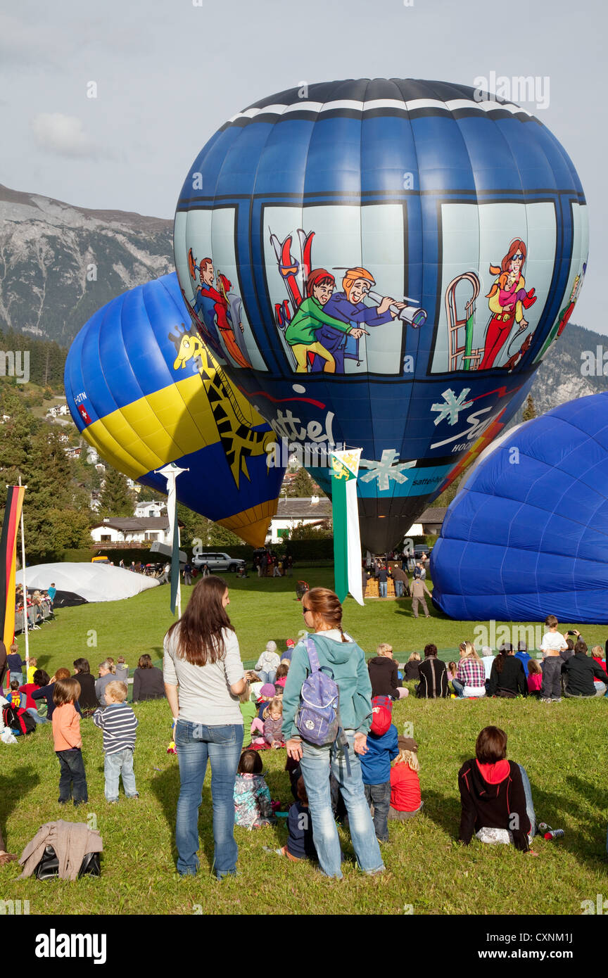 Le persone che si godono la internazionale delle Alpi Hot Air Balloon Festival a Flims, Svizzera, Europa Foto Stock