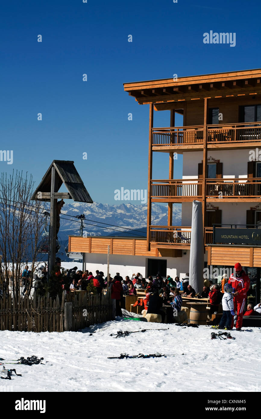 Gli sciatori e gli snowboarder escursionisti in montagna Hotel Goldknopf Alpe Di Siusi Seiseralm Val Gardena Dolomiti Italia Foto Stock