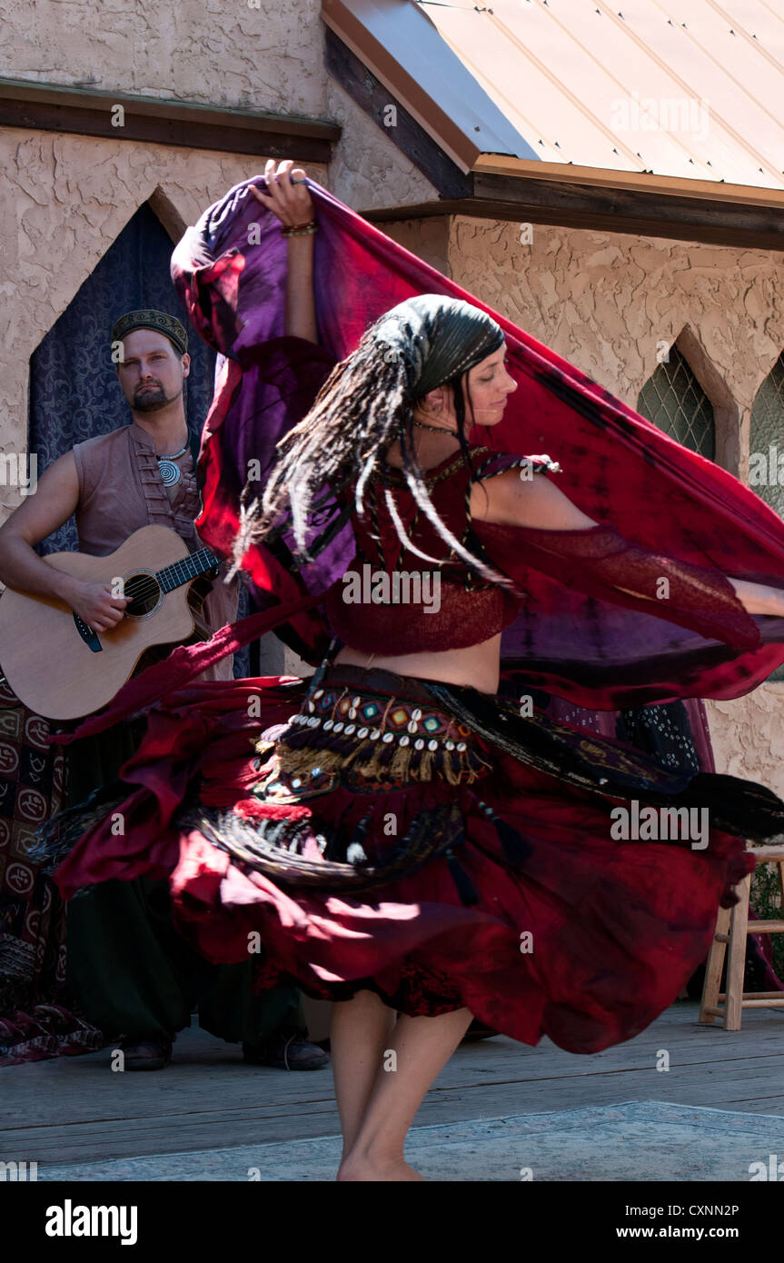 Musicista e gypsy danzatrice del ventre in Maryland Renaissance festival / Fiera in Annapolis Maryland Foto Stock