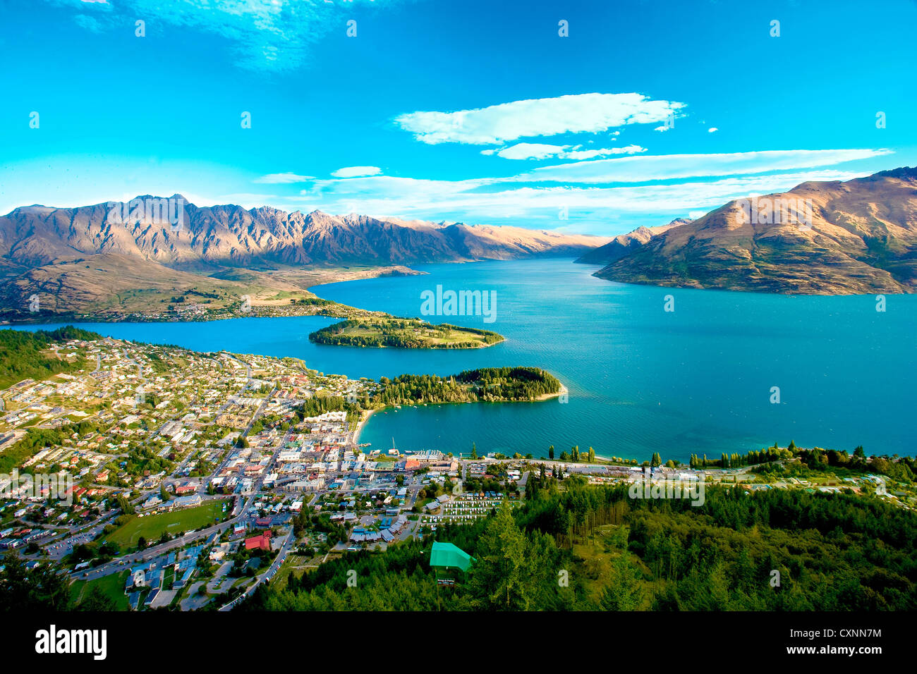 Nuova Zelanda, Isola del Sud, vista verso Queenstown e il Lago Wakatipu con il formidabile gamma di montagna in background. Foto Stock