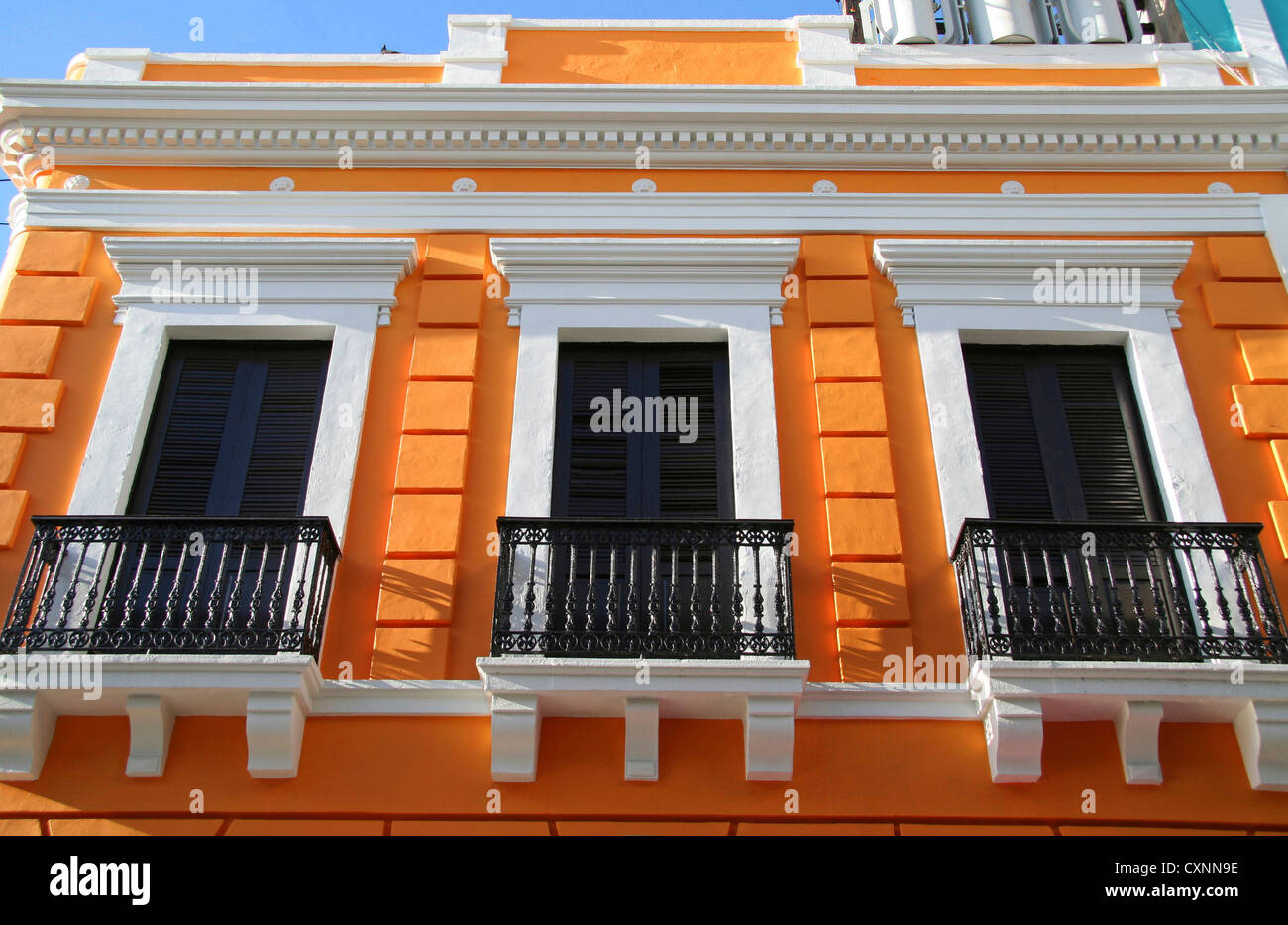 Puerto Rico, la vecchia San Juan, Street con la tipica architettura coloniale. Foto Stock